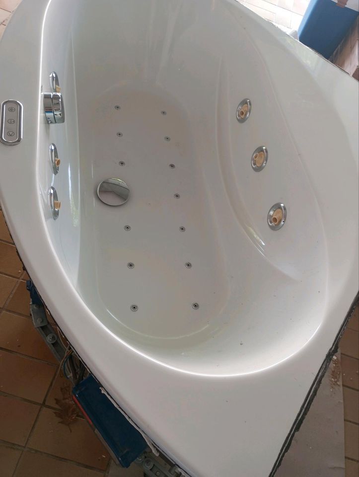 Whirlpool Badewanne und Hänge wand WC. in Salzgitter