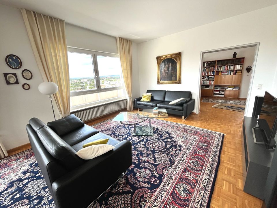 Attraktive Penthouse-Wohnung mit zwei Garagen in bevorzugter Lage von Homburg! in Homburg