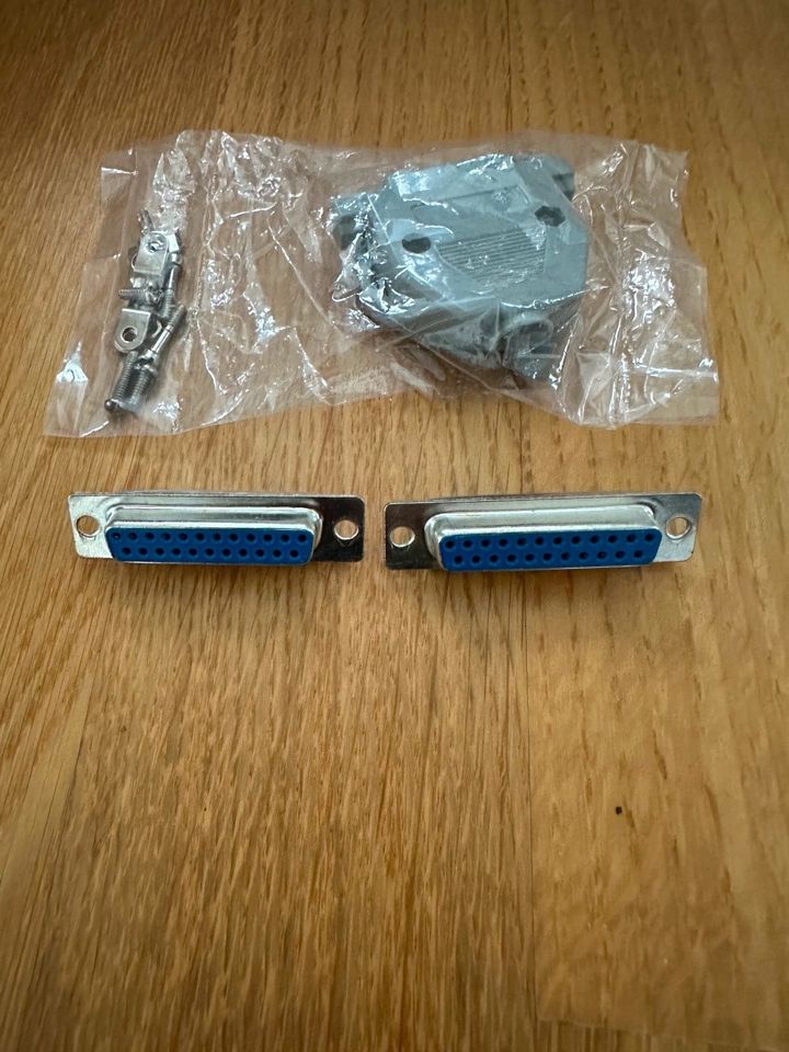 2 x 23-polige Sub-D Stecker und ein passendes Gehäuse (für Amiga) in Wiesbaden