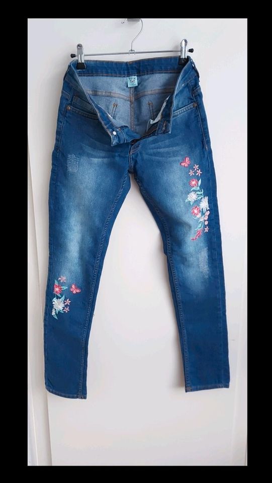 Jeans 158  ☆TOP☆  Applikationen Schmetterling/Blumen in Randowtal (Schmölln)