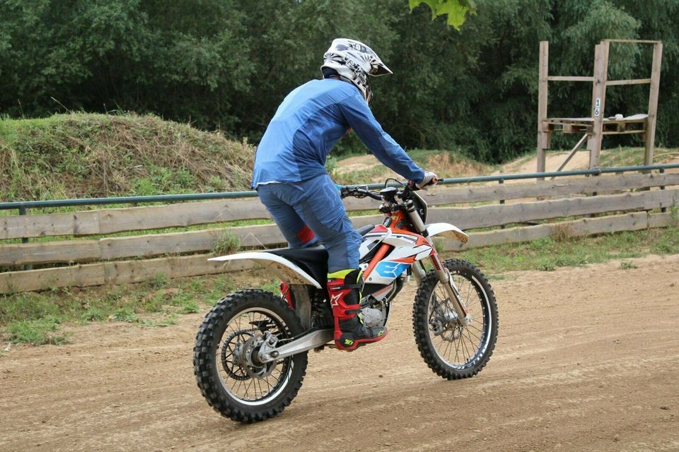 Motocross fahren für Einsteiger auf Motocross-Strecke in Kaltenholzhausen