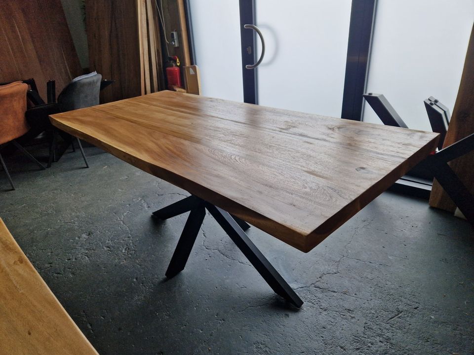 Esstisch Baumkante Suar Tisch 180cm Massiv Holz Esszimmer Unikat in Bad Schwartau