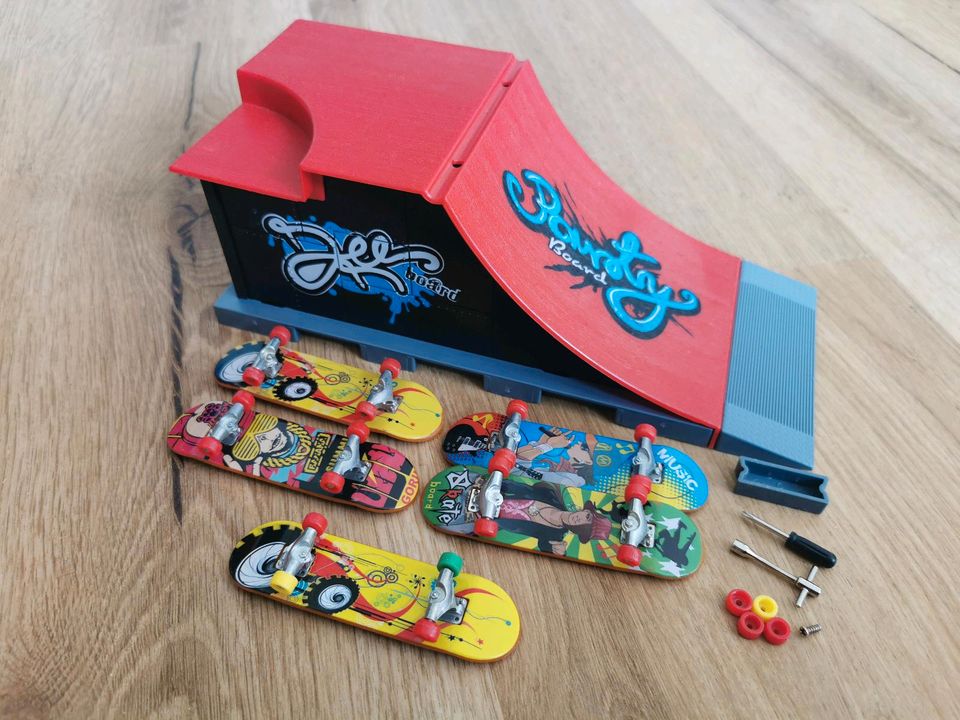 5 Fingerskateboards und Rampe in Berlstedt