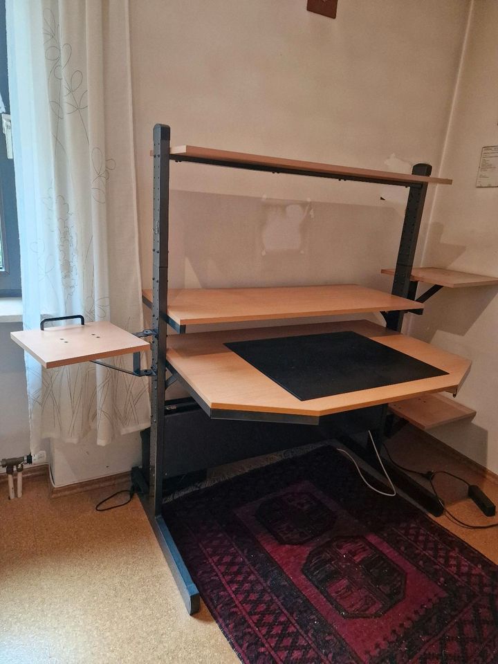 Schreibtisch mit Stuhl in Augsburg