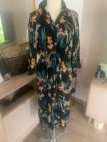 Bershka Flora  Kleid Gr. L 40 wunderschön Nordrhein-Westfalen - Niederkassel Vorschau