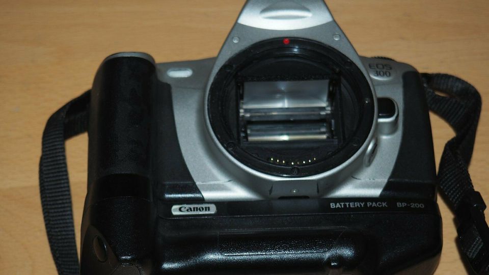 Canon EOS 300 analog mit Tamron Objektiv und Battery Pack BP-200 in Nürnberg (Mittelfr)