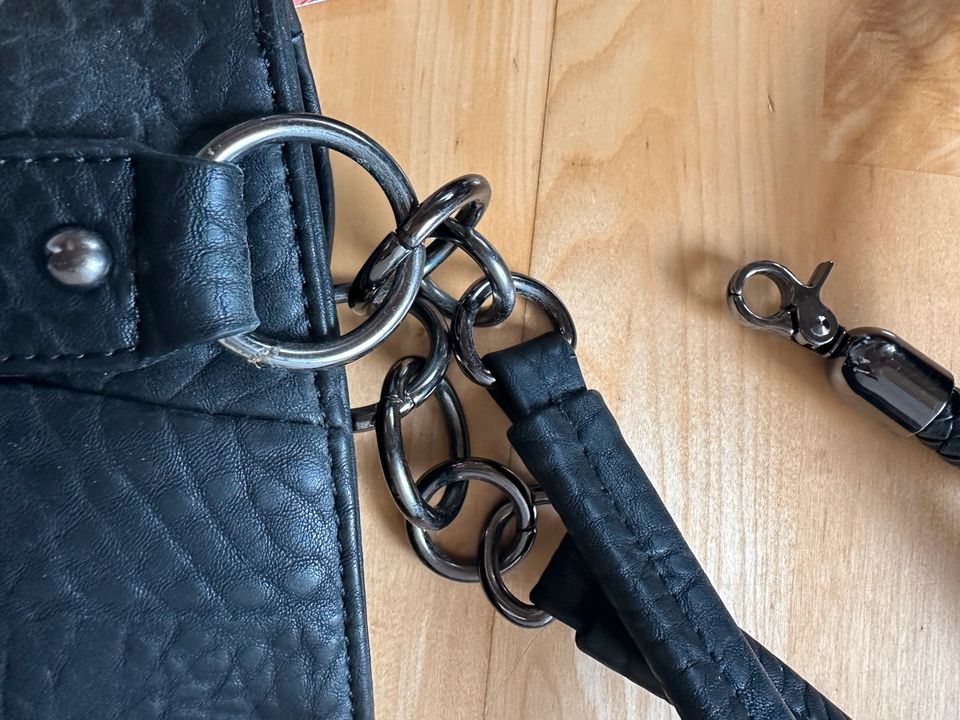 Stylische Shopper Tasche schwarz Totenköpfe Vegan Neu in Rottenburg am Neckar