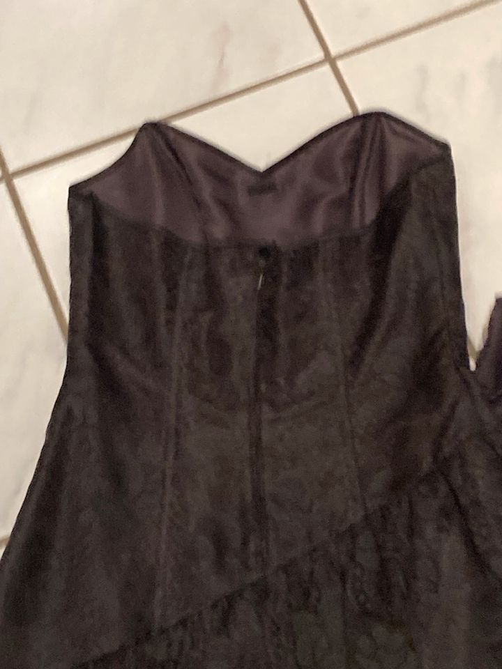 Corsagenkleid aus schwarzer Spitze mit Schleife Größe 38 in Kaden