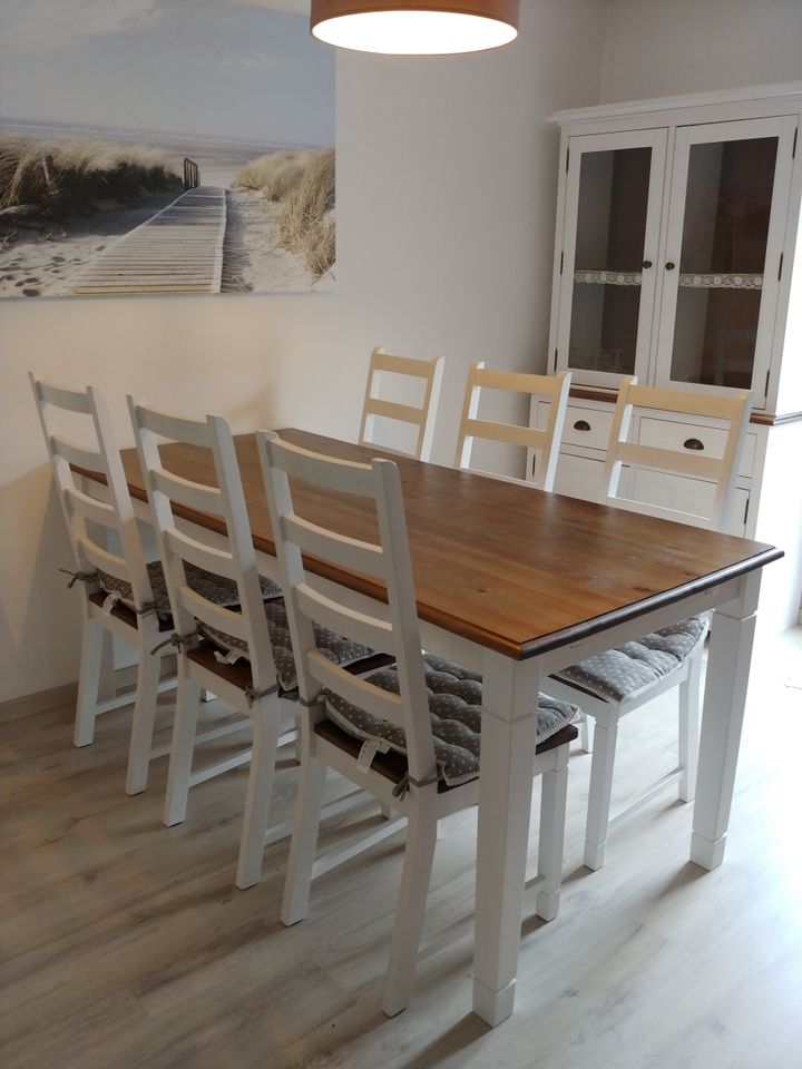 Weichholz Esszimmertisch mit sechs Stühlen in Leutesdorf