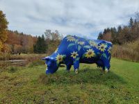 Bunte lebensgroße Kuh - blau mit Sonnenblumen Bayern - Tutzing Vorschau