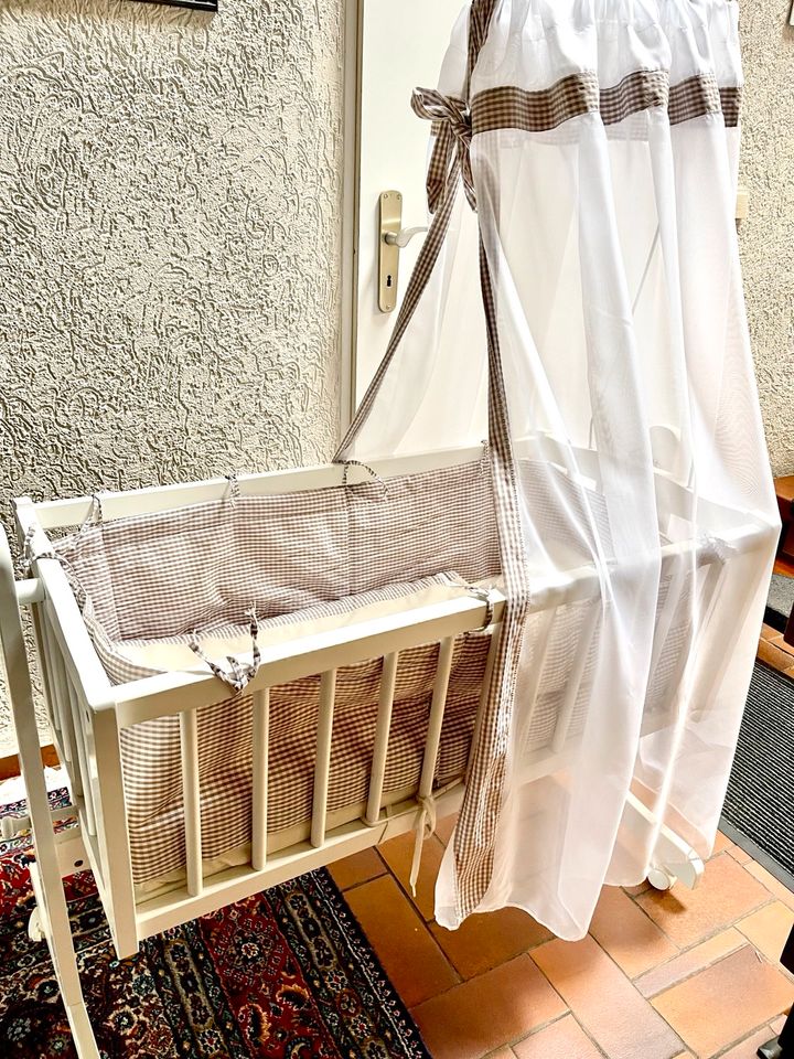Kinder bett Baby Wiege Kinderbett mit Matratze und Himmelbett in Mittenaar