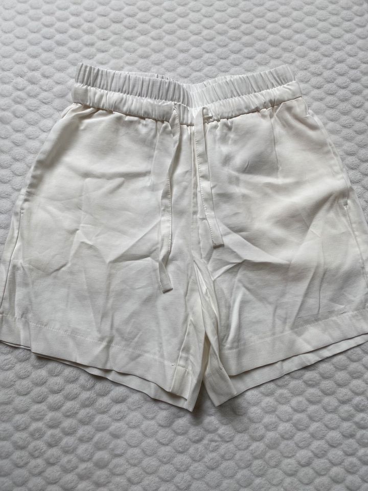 Vero Moda Shorts weiß Gr. XS in Penzlin