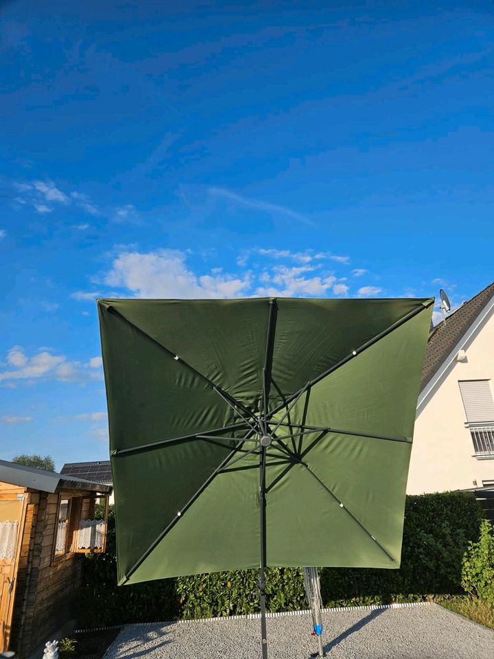 Sonnenschirm in grün in Steinau an der Straße