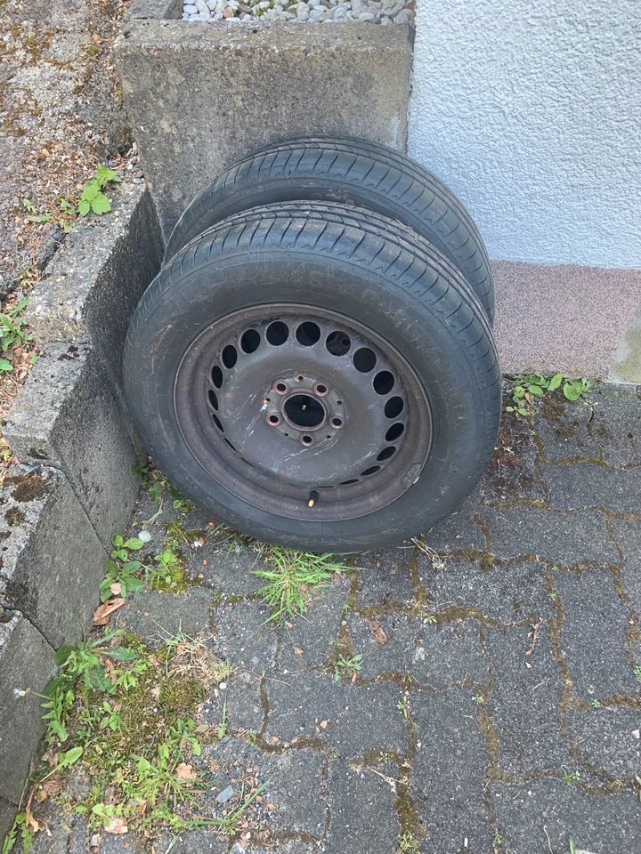 2x Sommerreifen 185/65 r15 auf Stahlfelgen von Mercedes in Wenden