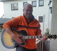 Suche sympathische Stimme, evtl. mit Gitarre (auch Anfängerin) Baden-Württemberg - Filderstadt Vorschau