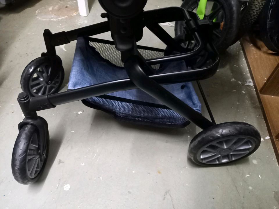 Spielzeug Kinderwagen Kinderbuggy in Berlin