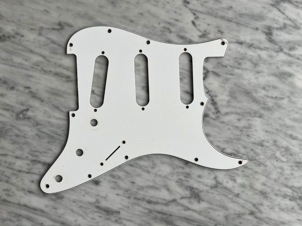 Fender Stratocaster Pickguard - 3-lagig - WHITE / WEISS - WIE NEU in Düsseldorf