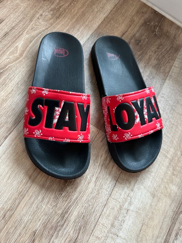 Kontra K, Stay Loyal, Latschen, Schuhe, Badeschuhe , Gr. 43 in Berlin