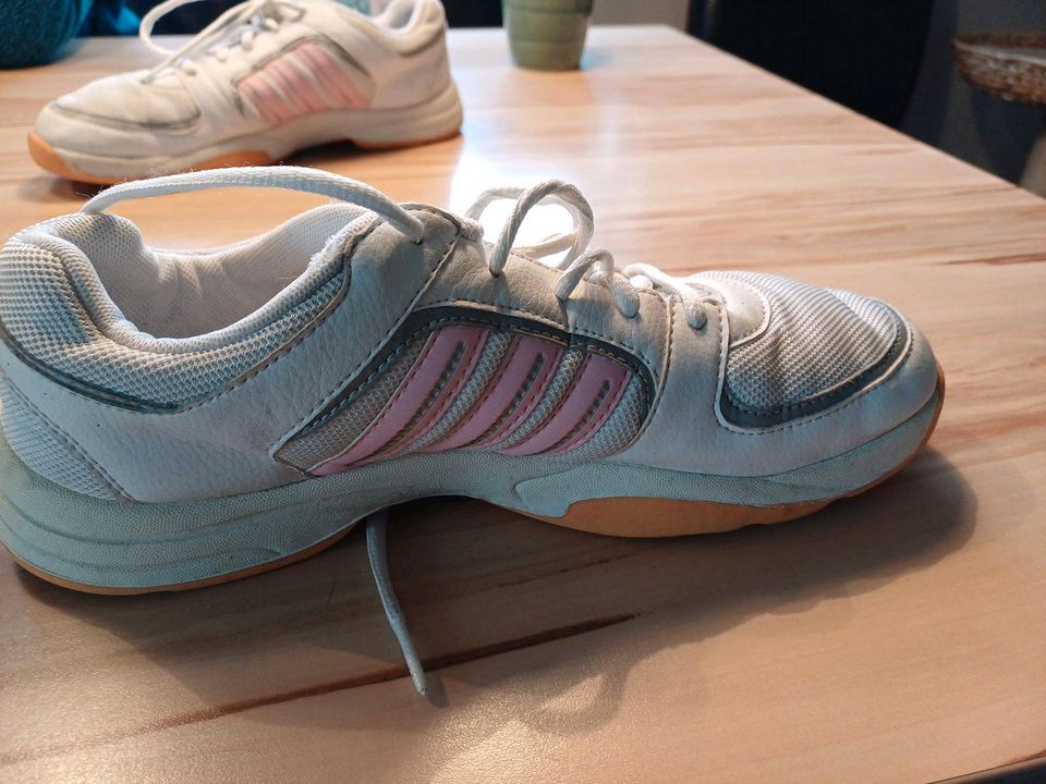 Adidas Hallenturnschuhe in Siegen