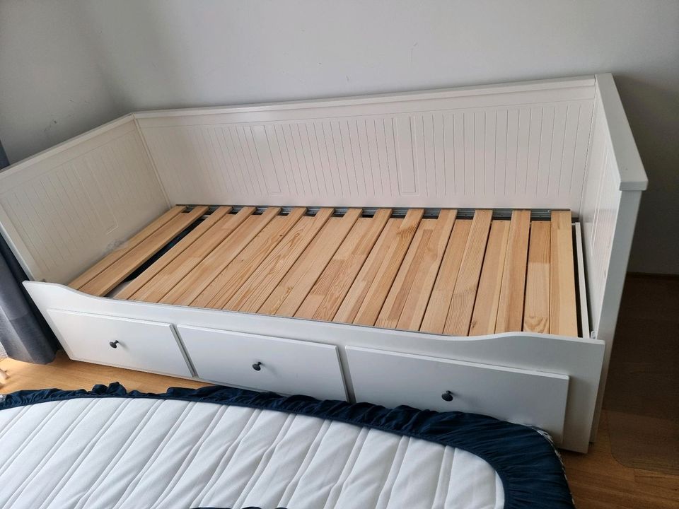 Ikea Hemnes bett mit 2 Matratze in Vaterstetten