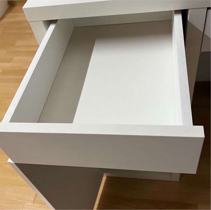 Ikea Micke Schreibtisch mit abnehmbarem Anbauelement in weiß in Saarwellingen