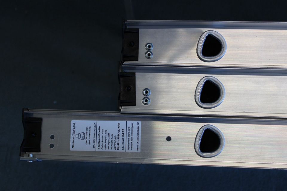 3-teilige kompakte Alu-Dachbodenleiter mit komfortablen D-förmige in Notzingen