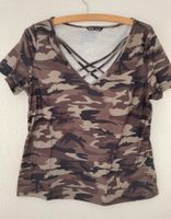 T-shirt Camouflage Muster, Kreuzgurt, V Ausschitt 38/40 Baden-Württemberg - Albstadt Vorschau