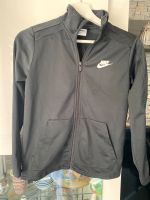 Nike Jungen Anzug Kindergrösse 137-147 M Berlin - Neukölln Vorschau