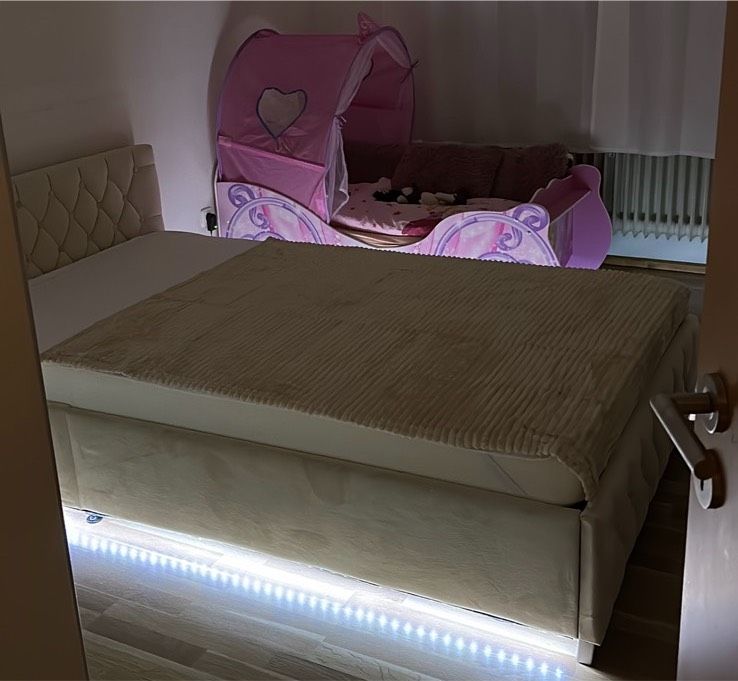 Schönes Bett mit LED und Matratze in Teisnach