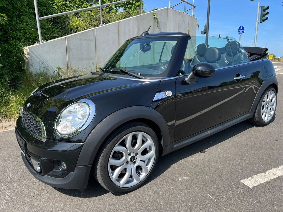 Mini Cooper S Cabrio in schwarz in Hürth