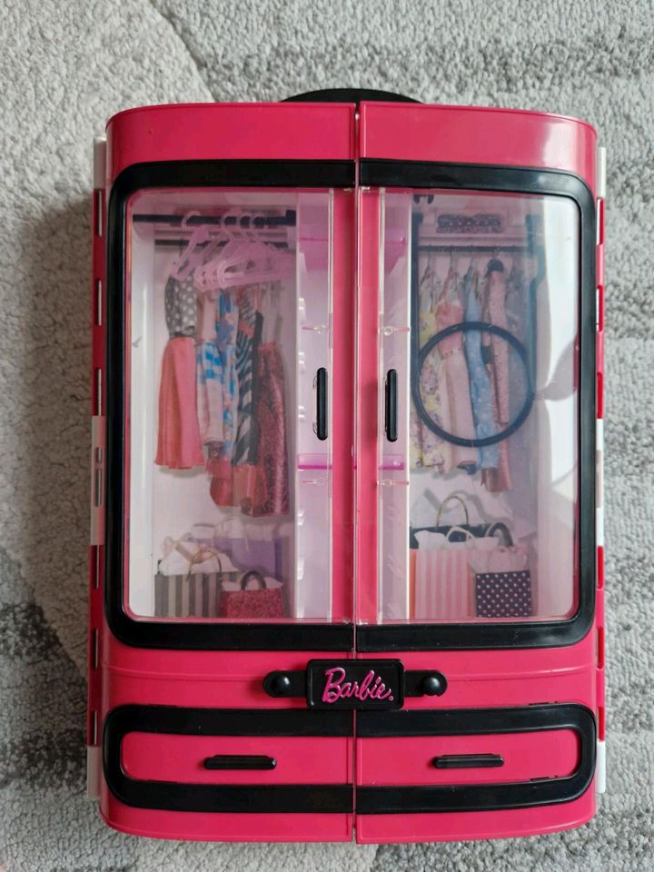 Barbie Kleiderschrank in Köln