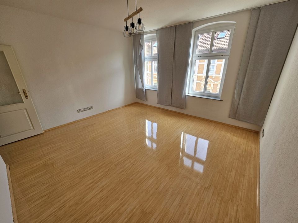 Schöne 2- Zimmerwohnung mit Fußbodenheizung+Einbauküche+Balkon+Bad mit Badewanne & Dusche+Laminat! in Dessau-Roßlau