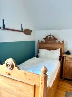 2 wunderschöne antike Kinderbetten aus Weichholz Niedersachsen - Varel Vorschau