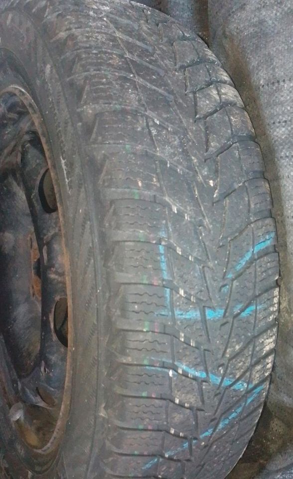 4x Winterreifen auf Felgen 165 /70 R14.   DOT 6YF7 in Niederheimbach