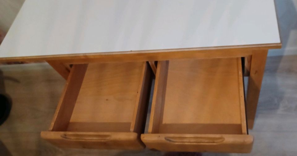 Kleiner  Schreibtisch  Tisch weiß beschichtet in Marienmünster