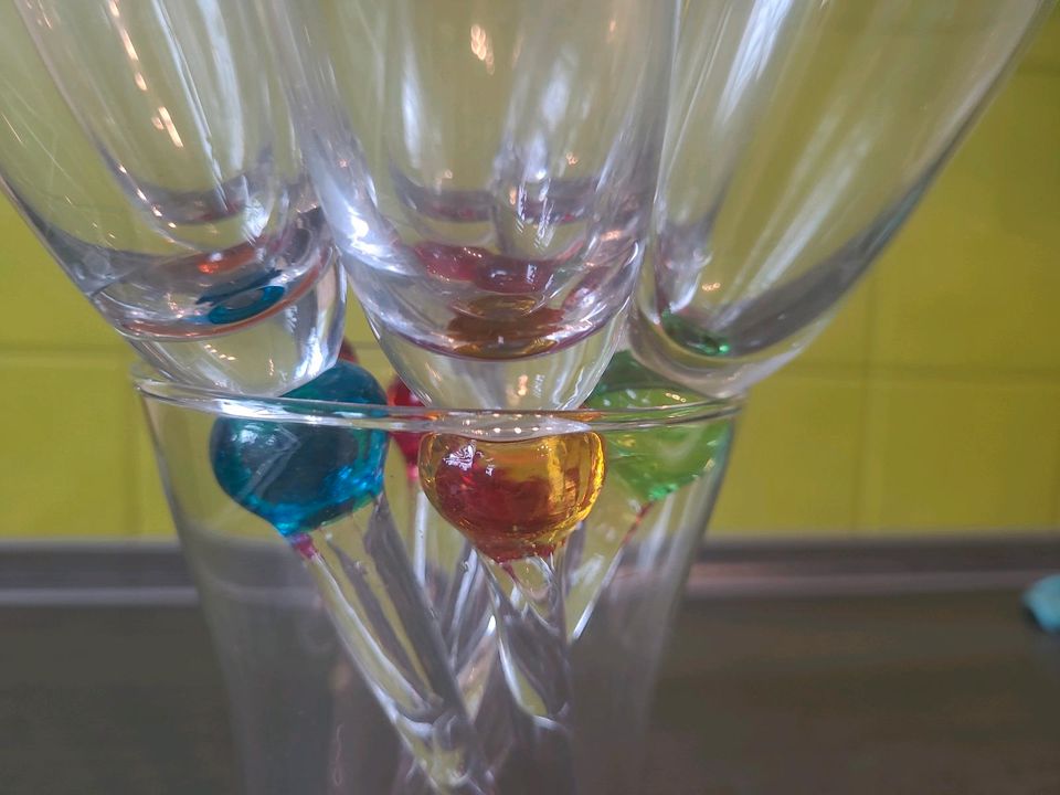 Sektgläser bunt im Glas in Hörselberg-Hainich