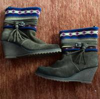 Tamaris Stiefel oliv mit Ethno Muster Gr. 40 Berlin - Lichterfelde Vorschau
