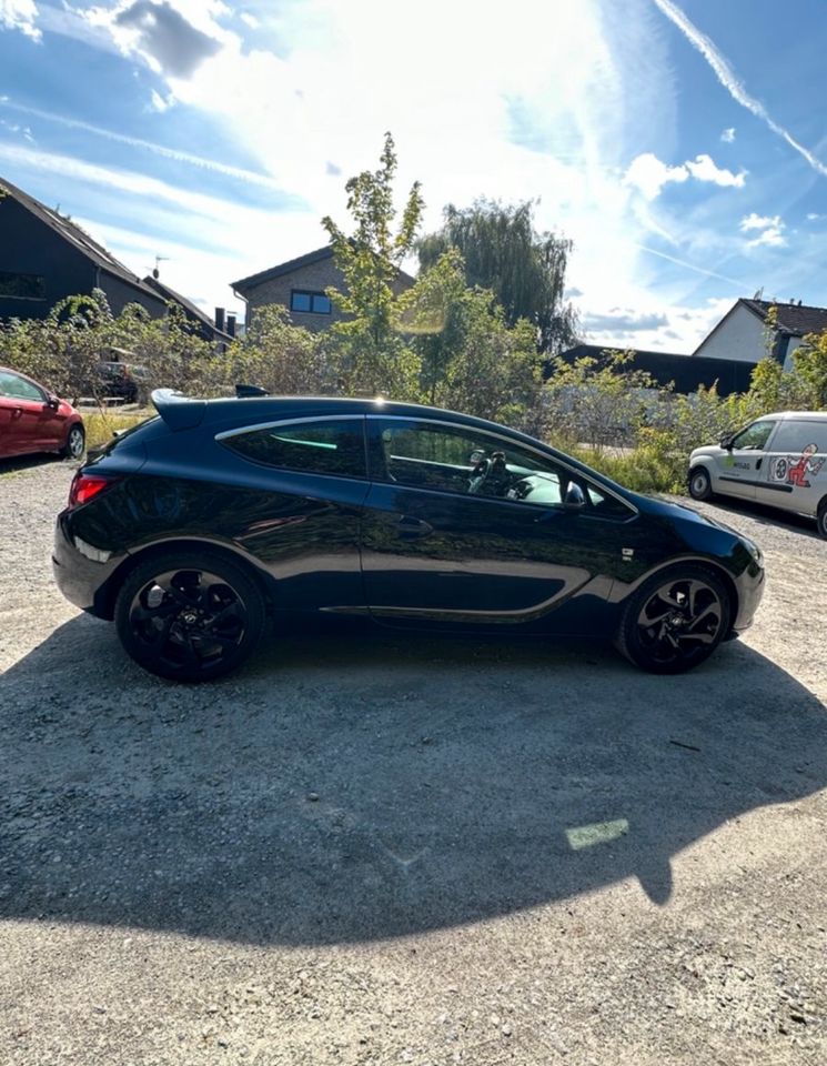 Opel Astra J GTC in Duisburg