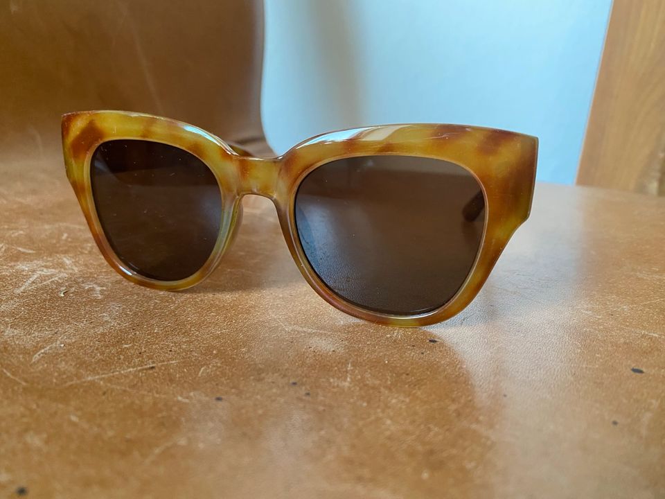 Neue unbenutzte Sonnebrille von Mango mit Plattschild Imitat in München