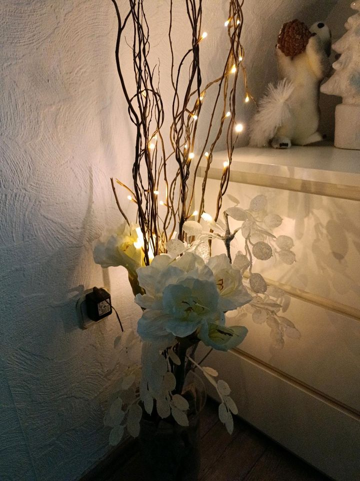 Blumendekoration mit Licht und Vase in Overath