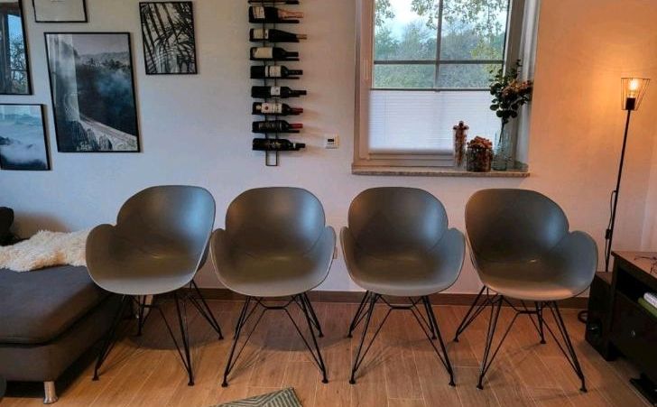 4x Schalenstuhl / Designer Stuhl grau mit Metallgestell in Sassenberg