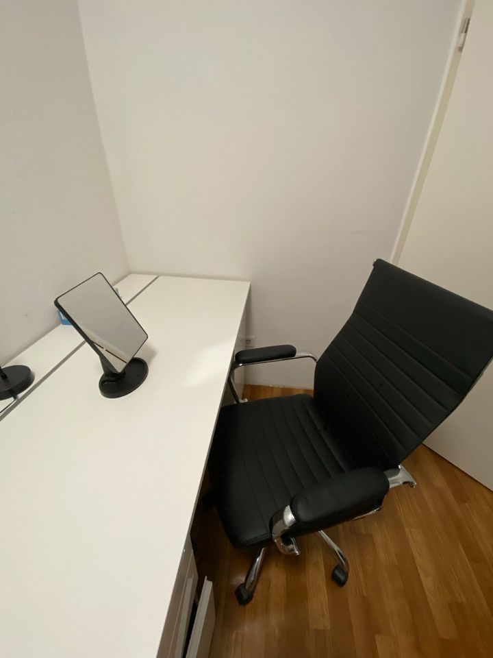 Schreibtisch mit Stuhl in Bremen