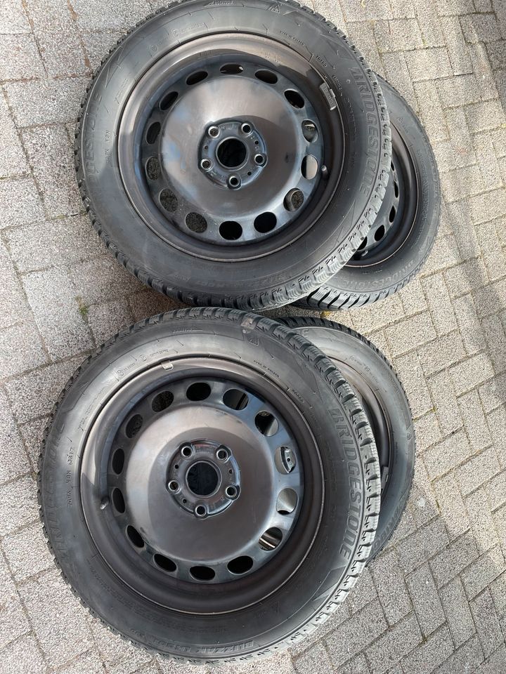 4 x Winterreifen auf Felge VW Golf 205 55 R16 Bridgestone in Weimar