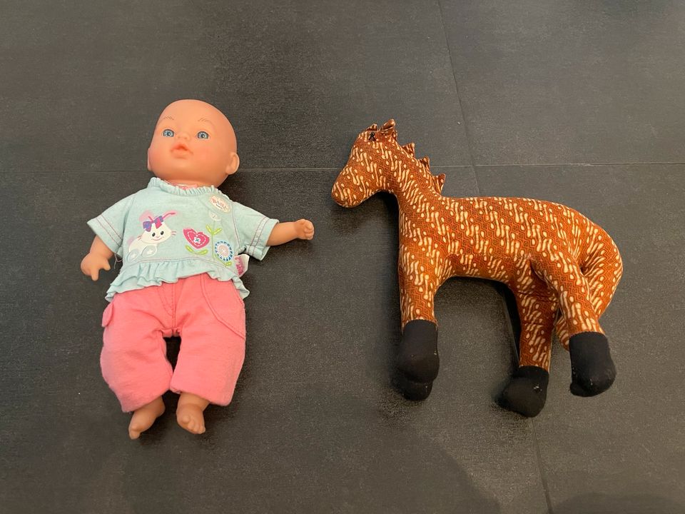 Puppe mit Sound + Baby Born Kleidung + Giraffe in Bottrop