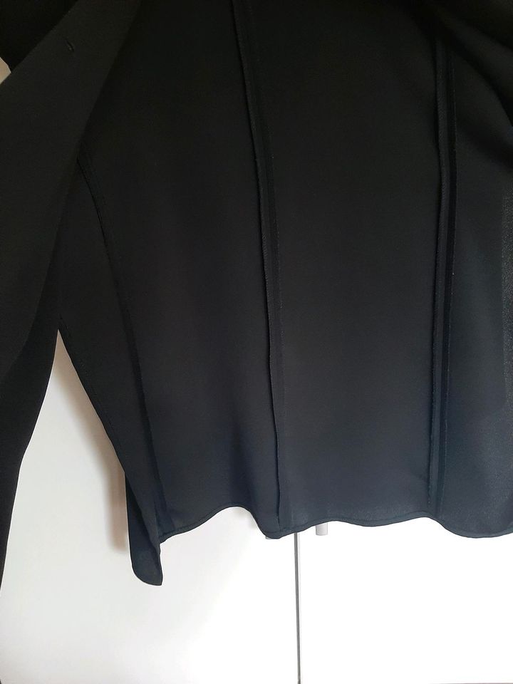 Schwarze Jacke mit rotem Knopf Gr. 40 in Neu Kaliß