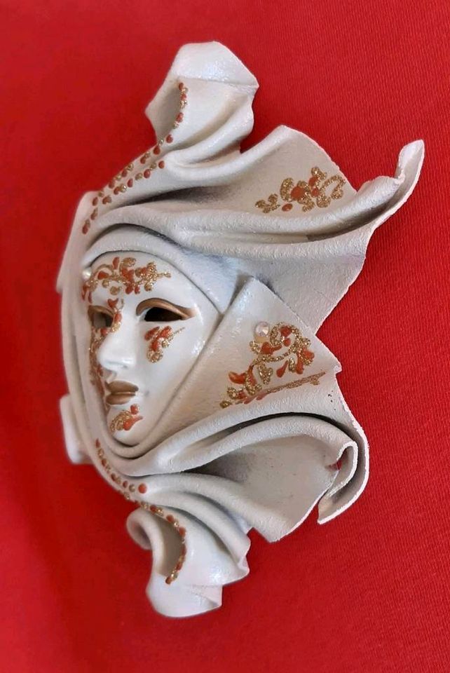 Venezianische Maske aus Leder, Handarbeit aus Venedig in Bad Vilbel