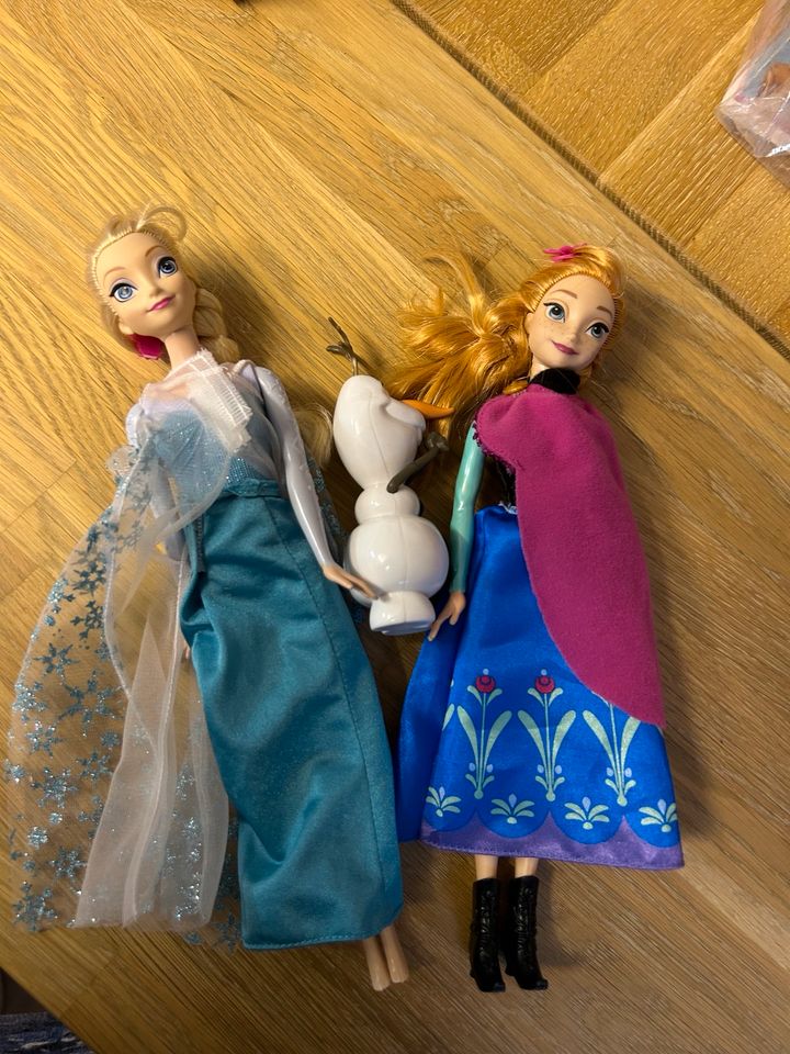 Puppen eiskönigin Anna und Elsa und Olaf in Aidhausen
