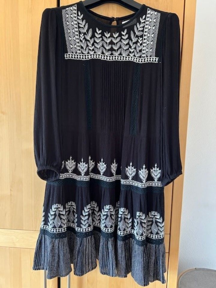 Kleid von Velvet in Größe S in Waldstetten