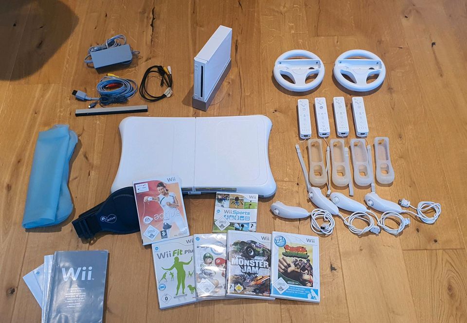 Ninteno Wii Spielekonsole Set , Spiele , Balance Board etc in Kenzingen