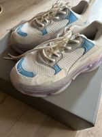 Balenciaga triple s sneaker  gr. 37 weiß Pastell töne Nordrhein-Westfalen - Düren Vorschau